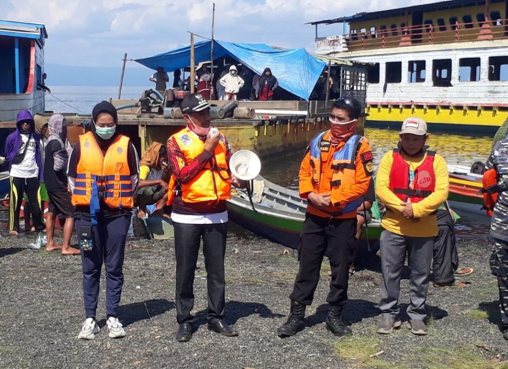 Pemerintah Kecamatan Towuti Menyalurkan Bantuan sukarelawan dan Sembako Kepada Team SAR Gabungan dalam Pencarian 2 warga yang tenggelam di Danau Towuti