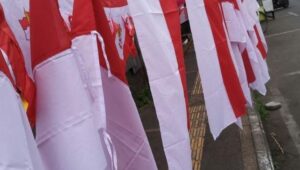 Meskipun Di Tengah Masa Covid-19 pedagang Bendera Musiman Peringati HUT RI 76