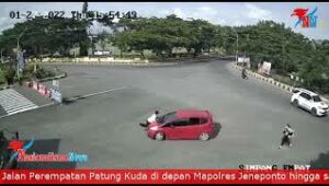 27 Januari 2022 Polisi Naik Kap Mobil Gagagalkan Perampasan Mobil di Jeneponto