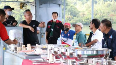 Reuni, Bupati Luwu Timur Ajak Teman Semasa Kuliahnya Ke Kampung Taipa