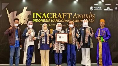 Dekranasda Sulsel Juara 1 Kategori Best Booth Pada INACRAFT 2022