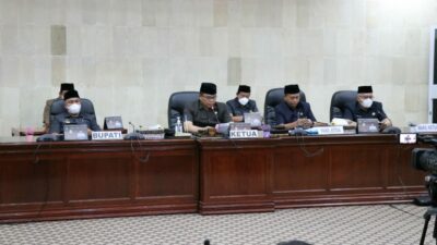 Bupati Lutim Hadiri Paripurna Pemandangan Umum Fraksi-fraksi DPRD