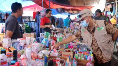 Tim Pengawas Temukan obat, Makanan dan Kosmetik Kadaluarsa di Pasar Tomoni