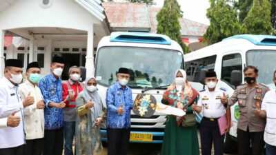 Kunker di Kecamatan Malili, Bupati Lutim Serahkan 2 Unit Bus