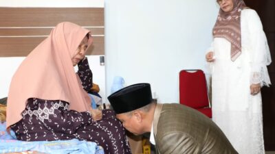 Momen Bupati Sungkem Kepada Ibunda Tercinta Saat Hari Raya Idul Fitri 1443 H