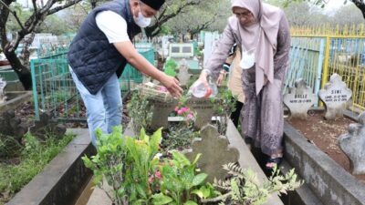 Manfaatkan Sisa Libur, Bupati Luwu Timur Nyekar Ke Makam Mertua