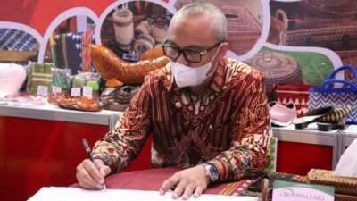 Bupati Luwu Timur H.  Budiman Sambangi Stand Dekranasda Lutim di Pameran Sulsel Craft 2022