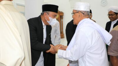 Usai Sholat Ied, Bupati Luwu Timur Serahkan Hewan Kurban