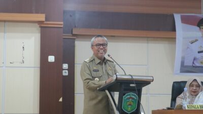 Bupati Luwu Timur Buka Sosialisasi Ketaspenan dan Serahkan SK Pensiun