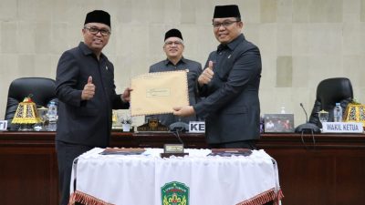 Budiman Serahkan Dua Ranperda Tahap II Kepada DPRD Lutim