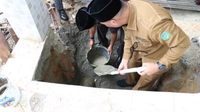 Bupati Luwu Timur Letakkan Batu Pertama Pembangunan Mesjid Al Falah Cendana Hijau