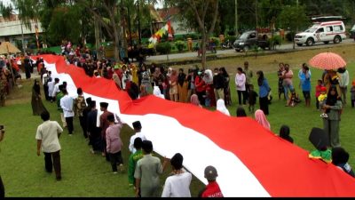 Karnaval Budaya di Kalaena, Peserta Bentangkan Bendera Merah Putih Sepanjang 77 Meter