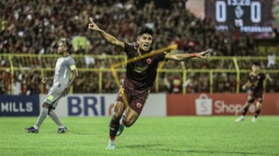 PSM Makassar menang telak 3-0 atas Persebaya Surabaya di Liga 1.