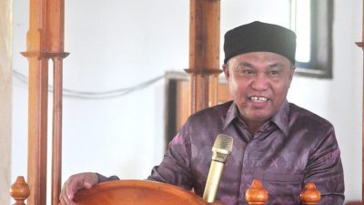 Bupati dan Ketua TP PKK Lutim Hadiri Maulid Nabi di Desa Maramba