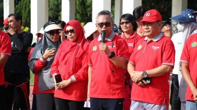 Bupati Lutim dan Ketua PKK Ikuti Jalan Santai Toleransi Peringatan HAB ke 77