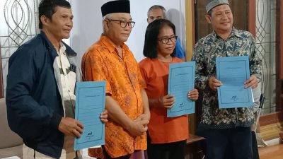 Penyerahan SK kepada Mohola dibawah Kemokolean Rahampuu Matano Kedatuan Luwu