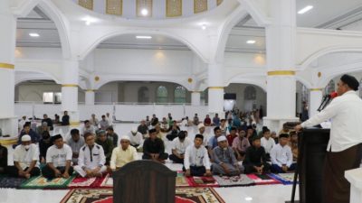 Bupati Budiman Bersama Keluarga Shalat Tarwih Perdana di Masjid Agung Malili