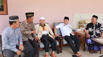 Bupati Budiman Melayat di Dua Rumah Duka di Desa Lumbewe Kecamatan Burau