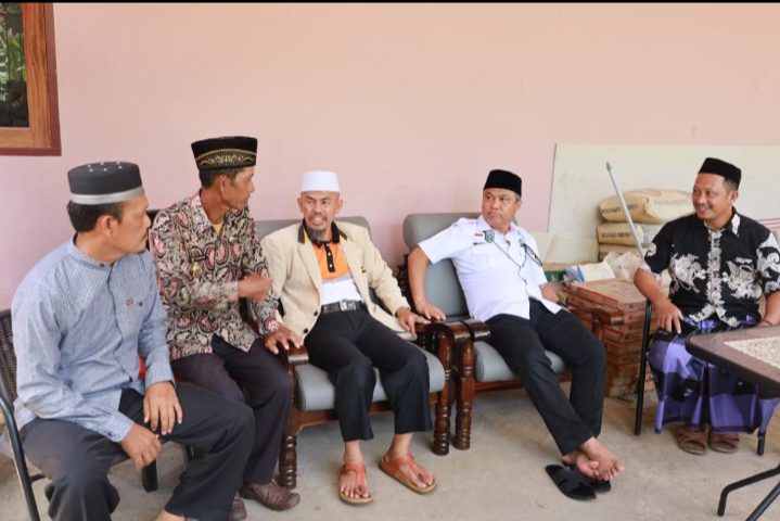 Bupati Budiman Melayat di Dua Rumah Duka di Desa Lumbewe Kecamatan Burau