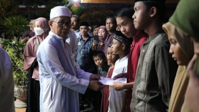 Safari Ramadhan di Kalaena, Budiman Serahkan Dana Hibah Masjid dan Bantuan Yatim