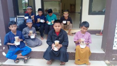 Tebar Keberkahan, Luwu Timur Sedekah Jumat Bagikan Nasi Kotak di Bulan Ramadhan