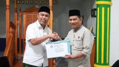 Safari Ramadhan di Tomoni, Bupati Budiman Serahkan Danah Hibah 200 Juta Rupiah