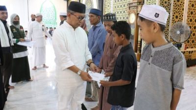 Bupati Budiman Serahkan Santunan Hingga Bantuan Rutilahu pada Safari Ramadhan di Burau