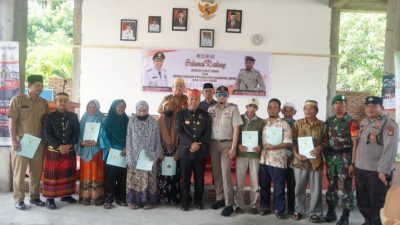 Bersama Kepala BPN, Budiman Serahkan Sertifikat Program PTSL di Dua Desa Kecamatan Burau