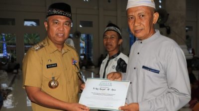 Bupati Luwu Timur Serahkan Santunan Bagi Anak Yatim dan Kaum Dhuafa