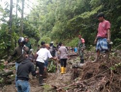 Warga bersama Aparat Pemerintah bersihkan longsor