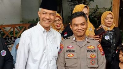 Bakal calon presiden (Bacapres) PDI-Perjuangan Ganjar Pranowo berkelakar saat bertemu polisi benama Ganjar.