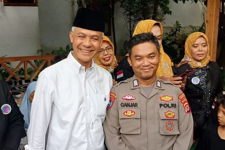 Bakal calon presiden (Bacapres) PDI-Perjuangan Ganjar Pranowo berkelakar saat bertemu polisi benama Ganjar.