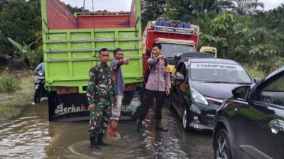 Babhinsa Kodim 1403-14 Mangkutana Dan Babhinkamtibmas Bantu Tertibkan Kendaraan Pada Akses Banjir