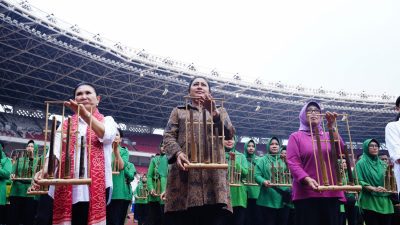 Ketum Dharma Pertiwi Beri Semangat Peserta Angklung Untuk Pecahkan Rekor Dunia.