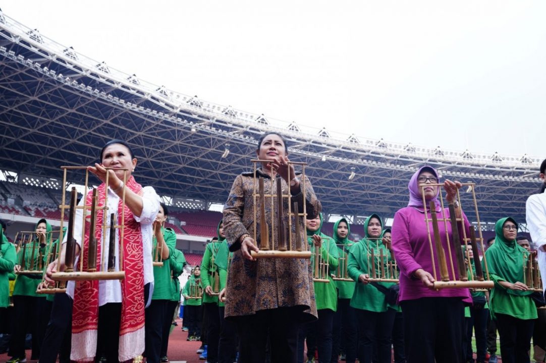 Ketum Dharma Pertiwi Beri Semangat Peserta Angklung Untuk Pecahkan Rekor Dunia.