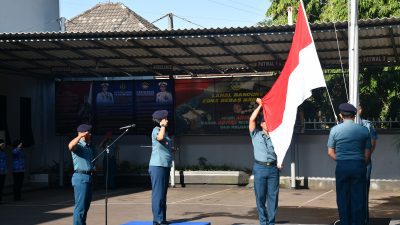 Pimpin Upacara Tujuh Belasan, Komandan Lanal Bandung Bacakan Amanat Panglima TNI