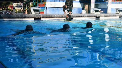 Tingkatkan Kemampuan, Prajurit Lanal Bandung Laksanakan Latihan Renang Militer