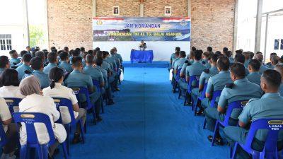 Komandan Lanal TBA Pimpin Upacara Bendera Merah Putih dan Jam Komandan Kepada Seluruh Prajurit