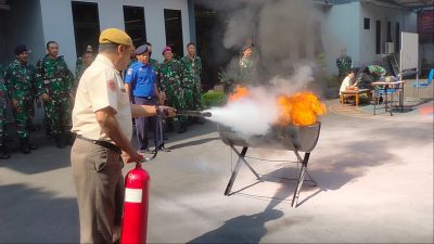 Cegah Kebakaran, Personel Lanal Bandung Latihan Pemadam Kebakaran