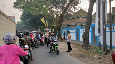 Bahbinkamtibmas Atur Lalulintas Di Depan SMP 2 Tigaraksa