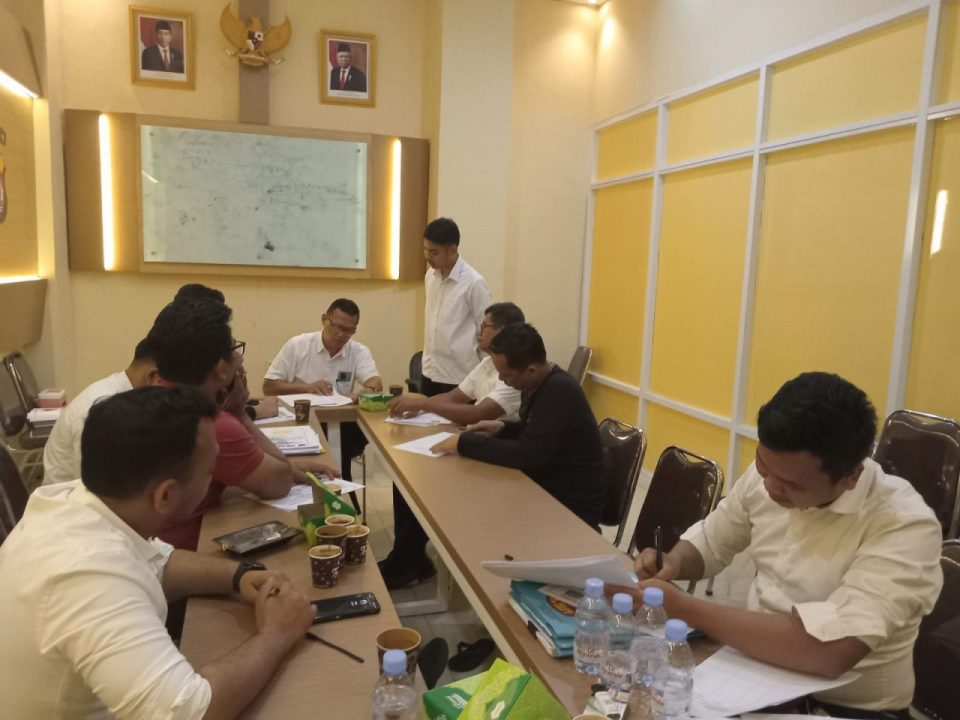 Beberapa penyidik melaksanakan giat gelar perkara, salah satunya Briptu Ridzky