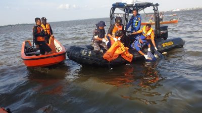 Pos TNI AL Selatpanjang Bersama Tim SAR Gabungan Berhasil Temukan Mayat ABK KM. MI No. 01 Yang Jatuh ke Laut di Perairan Kabupaten Kepulauan Meranti Riau