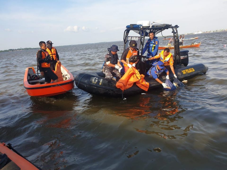 Pos TNI AL Selatpanjang Bersama Tim SAR Gabungan Berhasil Temukan Mayat ABK KM. MI No. 01 Yang Jatuh ke Laut di Perairan Kabupaten Kepulauan Meranti Riau