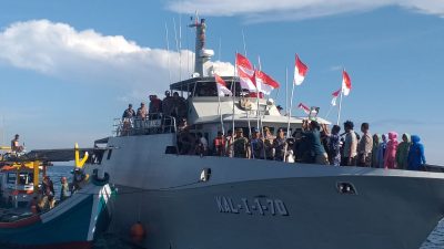 Sambut HUT Ke-78 Kemerdekaan RI, Danlanal Beserta Pimpinan TNI-POLRI Lhokseumawe dan Aceh Utara Bagikan Bendera Merah Putih Kepada Nelayan di Laut