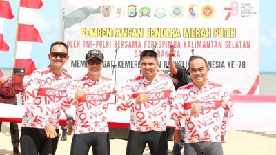 Pembentangan Bendera Merah Putih Oleh TNI-Polri dan Forkopimda Kalsel di Pantai Batakan Baru