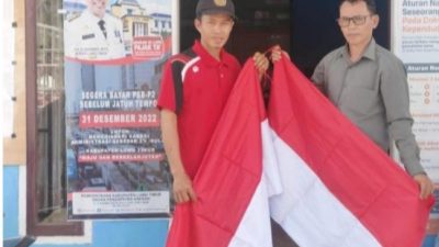 Wujud Kecintaan Tanah Air, Kades Tokalimbu Bagikan Bendera Ke Warga Untuk di Kibarkan