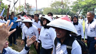 DANLANTAMAL III JAKARTA LAKSANAKAN OLAHRAGA BERSAMA DENGAN SELURUH PRAJURIT DAN PNS LANTAMAL III JAKARTA