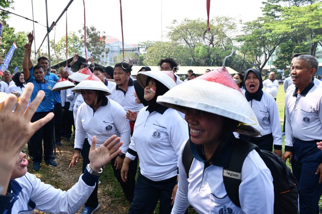 DANLANTAMAL III JAKARTA LAKSANAKAN OLAHRAGA BERSAMA DENGAN SELURUH PRAJURIT DAN PNS LANTAMAL III JAKARTA