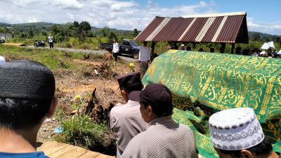 Kepedulian Kapolsek Towuti Melayat dan Pengawalan Janazah