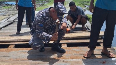 Babinpotmar Lanal Simeulue Bersama Masyarakat Gotong Royong Perbaiki Akses Jembatan Rusak